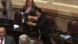 altText(Alicia Kirchner celebró con abrazos y sonrisas el rechazo de la Ley de Ficha Limpia: el video que generó indignación)}