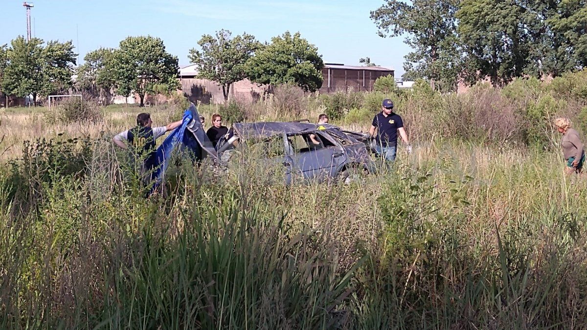 Según los primeros peritajes, el automóvil habría protagonizado un impacto en la ruta que lo desestabilizó.