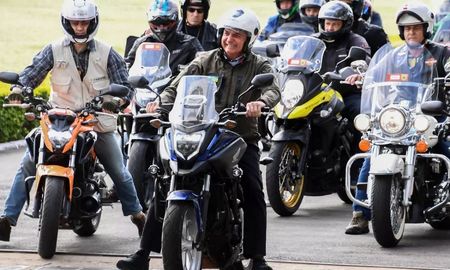 Bolsonaro encabezó este domingo un cortejo de miles de motociclistas en las calles de Río de Janeiro en apoyo a su Gobierno. Bolsonaro encabezó este domingo un cortejo de miles de motociclistas en las calles de Río de Janeiro en apoyo a su Gobierno.