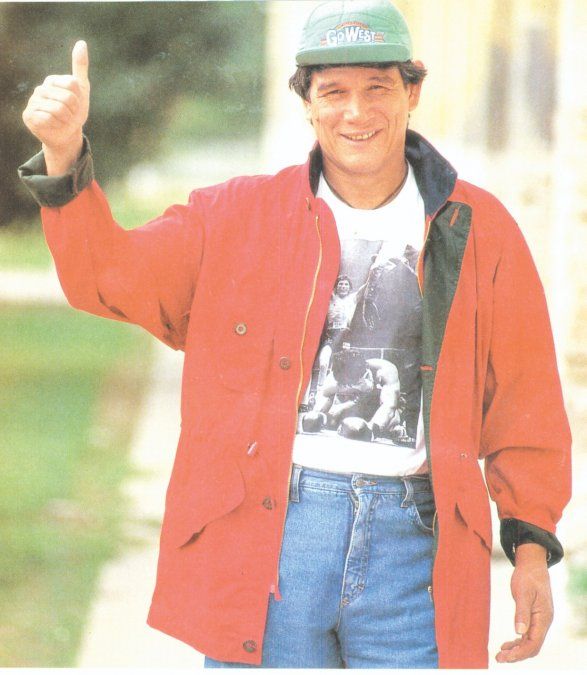 En el campo rentado, Escopeta (que posa en una de las últimas fotos que se le tomaron) disputó 100 combates –15 de ellos con un título mundial en juego– y, su récord, fue de 87-3-9-1 S/D (59 ko). Hoy, a 27 años de su trágico adiós, su extraordinario legado deportivo se mantiene plenamente vigente y, como dice el tango, cada día boxea mejor.