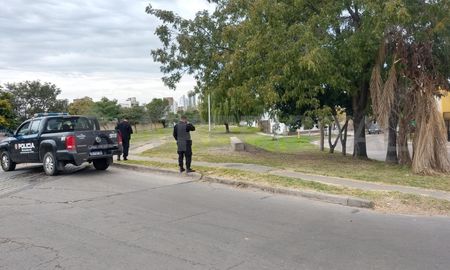 Policías fueron hasta la plaza para resguardar la escena donde fue hallado el bebé. Policías fueron hasta la plaza para resguardar la escena donde fue hallado el bebé.
