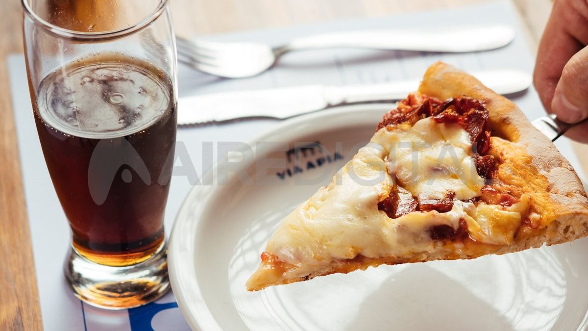 Via Apia trabaja hace 58 años haciendo las pizzas más buscadas de Rosario.