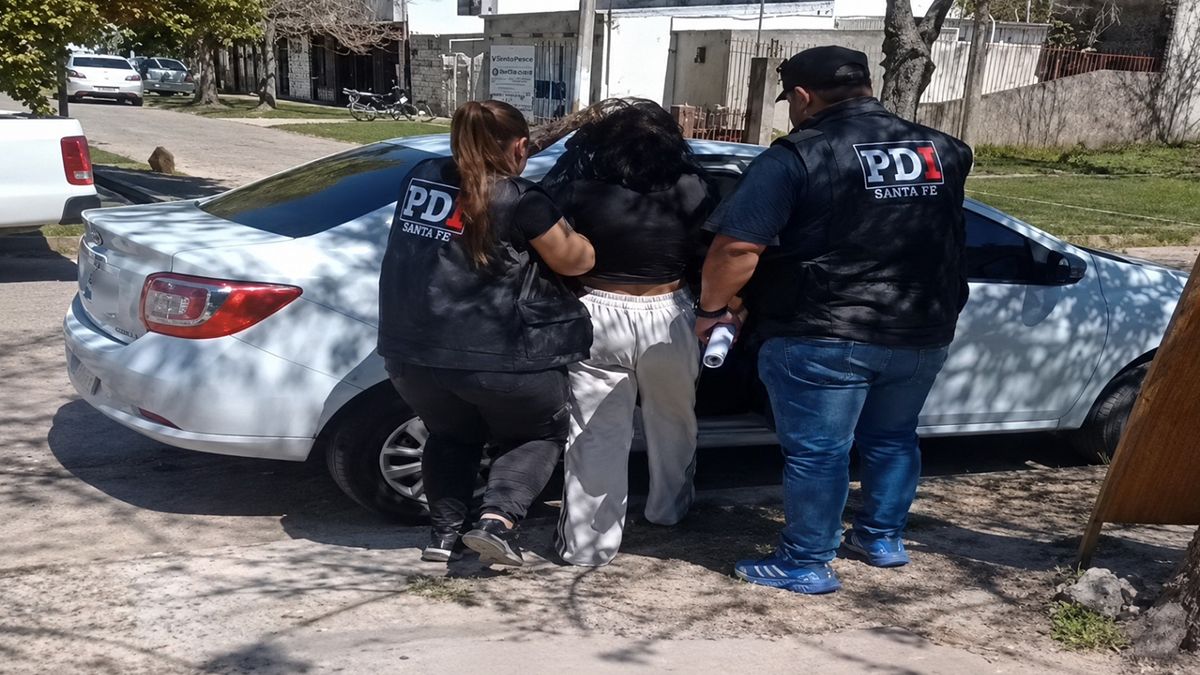 Policías de la PDI al detener a la sospechosa del homicidio.&nbsp;
