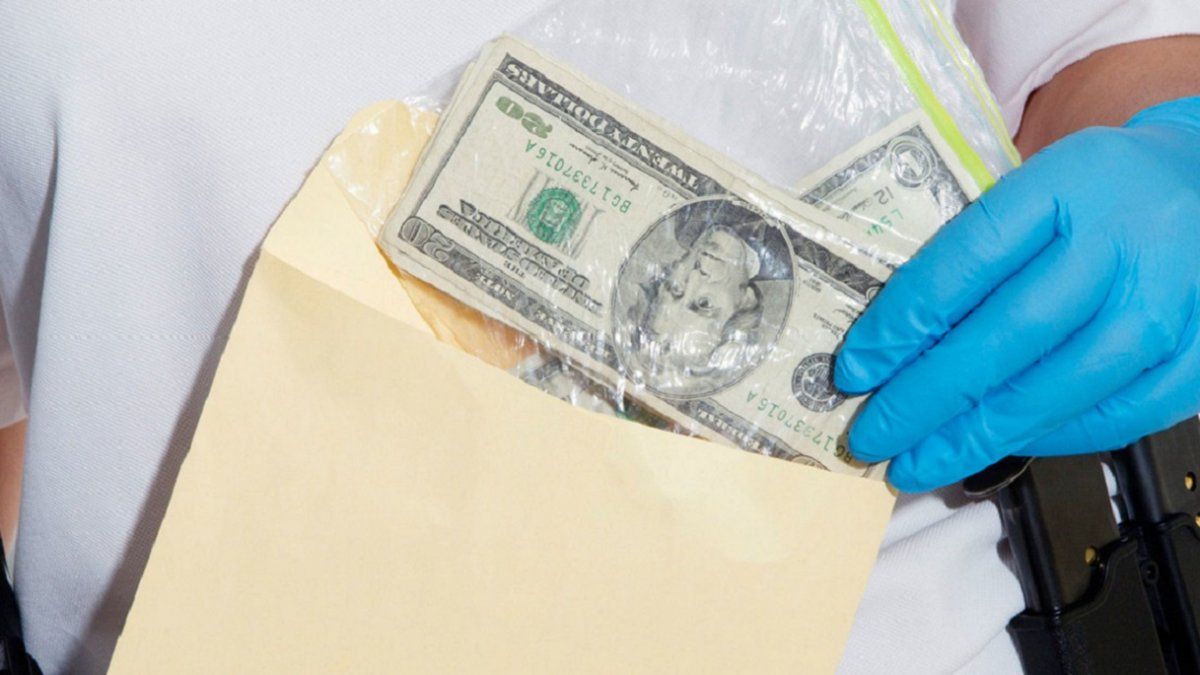 Encontró un sobre con 1.800 dólares y lo devolvió  a su dueño