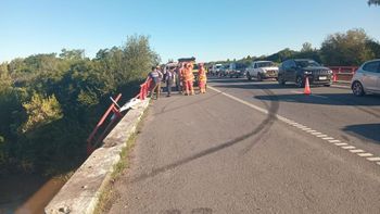 Un camión cayó al río Carcarañá desde la Autopista: el conductor logró salir del vehículo