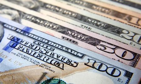 Medidas oficiales desinflaron el dólar, que cayó 58 centavos