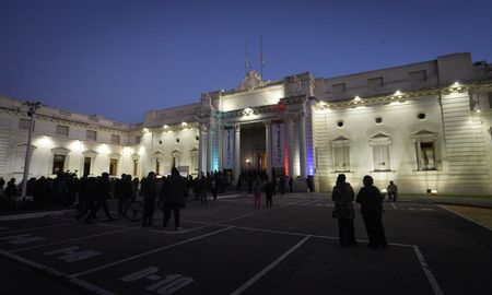 Mientras cae la noche en Santa Fe, cientos de personas siguen llegando a la Legislatura a despedir a Locomotora. Mientras cae la noche en Santa Fe, cientos de personas siguen llegando a la Legislatura a despedir a Locomotora.