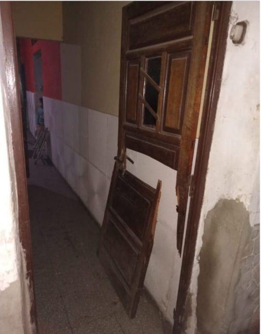 Los ladrones rompieron la puerta a patadas para ingresar en la casa de las víctimas