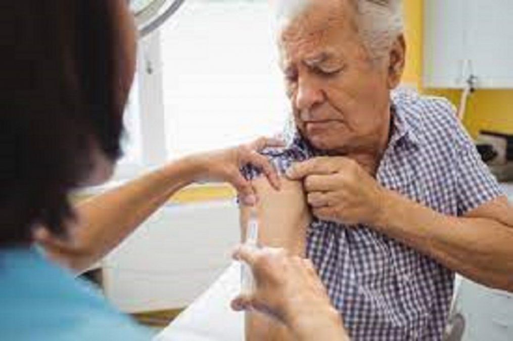 Unos abuelos fueron vacunados contra el coronavirus y su charla con su nieto se terminó haciendo viral.