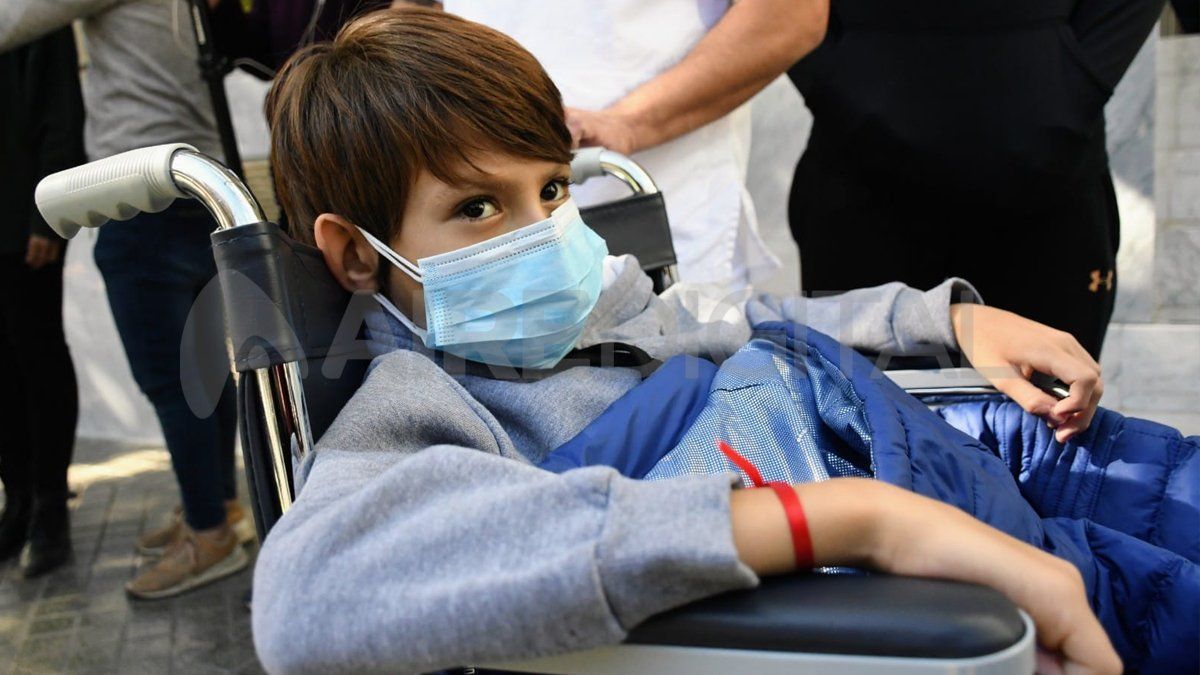 El niño de 8 años recibió el alta este viernes y ya se fue a su casa en Funes. 