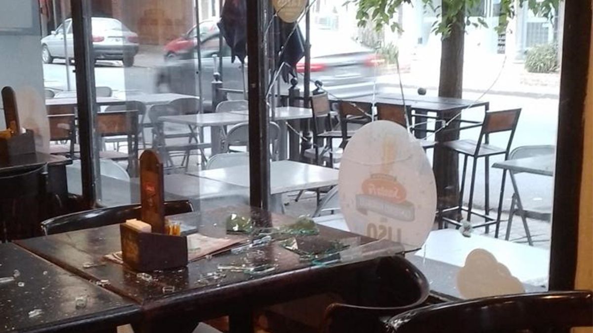 Así estaba el vidrio cuando el personal llegó tras el aviso del encargado de la firma.&nbsp;
