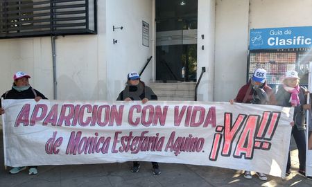 Piden la aparición con vida de Mónica Aquino: los manifestantes se apostaron frente a fiscalía Piden la aparición con vida de Mónica Aquino: los manifestantes se apostaron frente a fiscalía