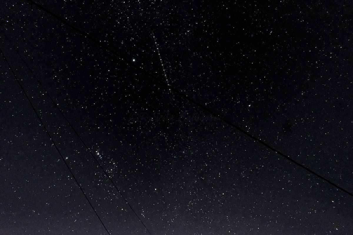Pasa un avión en el momento de la foto. El cielo de Santa Fe la noche del apagón del 7 de marzo. Pasa un avión en el momento de la foto. El cielo de Santa Fe la noche del apagón del 7 de marzo.