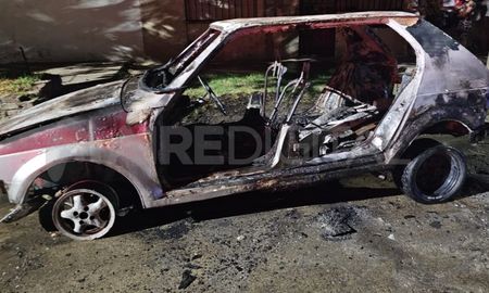 Tras el incendio, el auto quedó completamente destrozado. Tras el incendio, el auto quedó completamente destrozado.