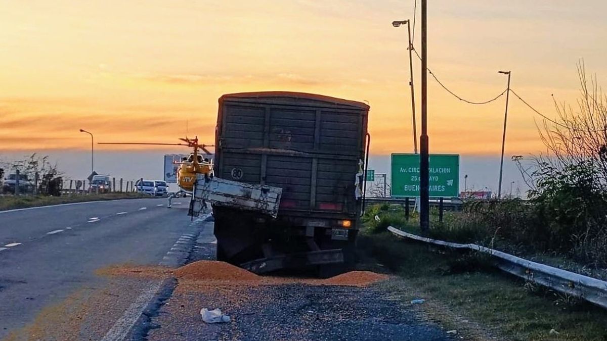 Choque de camiones en la autopista Rosario-Córdoba: uno de los conductores quedó atrapado. Choque de camiones en la autopista Rosario-Córdoba: uno de los conductores quedó atrapado.