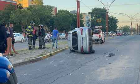 Un automóvil quedó volcado en Avenida Peñaloza luego de protagonizar un accidente con otro coche. Un automóvil quedó volcado en Avenida Peñaloza luego de protagonizar un accidente con otro coche.