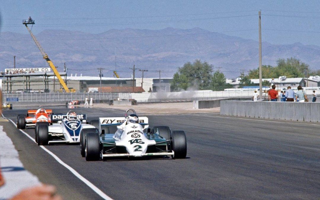 En la definición del certamen de 1981, que se disputó el domingo 17 de octubre en un circuito callejero armado en la playa de estacionamiento del hotel Caesars Palace de Las Vegas, perdió el título a manos del brasileño Nelson Piquet (Brabham BT49C-Cosworth, detrás suyo en la foto), quien lo superó por apenas un punto: 50 a 49.