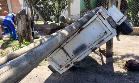 Una mujer murió al desprenderse el tráiler de una camioneta en Mendoza. Una mujer murió al desprenderse el tráiler de una camioneta en Mendoza.