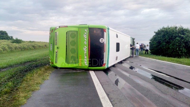 Volcó un ómnibus en Autopista y hay tres heridos graves