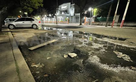 La pérdida está en el cantero central, sobre las dársenas de estacionamiento en la mano que va de este a oeste. La pérdida está en el cantero central, sobre las dársenas de estacionamiento en la mano que va de este a oeste.