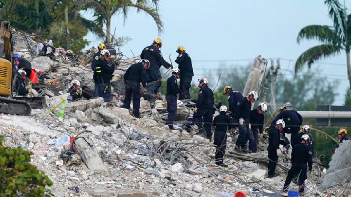 Los rescatistas trabajaban sobre los escombros de la torre derrumbada y la demolida recientemente.&nbsp;