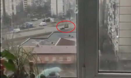 Un tanque ruso pasa por encima de un vehículo civil demostrando el horror de la guerra Un tanque ruso pasa por encima de un vehículo civil demostrando el horror de la guerra