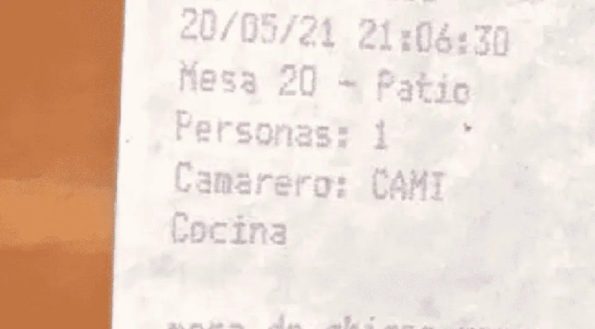 Otro ticket curioso: la moza les dejó la cuenta con un desconcertante mensaje que se hizo viral