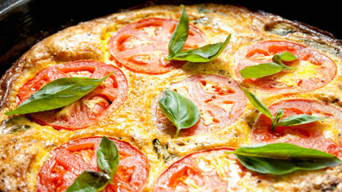 La frittata de tomates y espinaca es una excelente alternativa para hacer rápidamente en casa, con pocos ingredientes. La frittata de tomates y espinaca es una excelente alternativa para hacer rápidamente en casa, con pocos ingredientes.