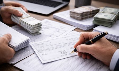Casi 1.400 cheques sin fondo emitidos desde Gálvez impactan en distintos puntos de la región. (Imagen ilustrativa IA) Casi 1.400 cheques sin fondo emitidos desde Gálvez impactan en distintos puntos de la región. (Imagen ilustrativa IA)