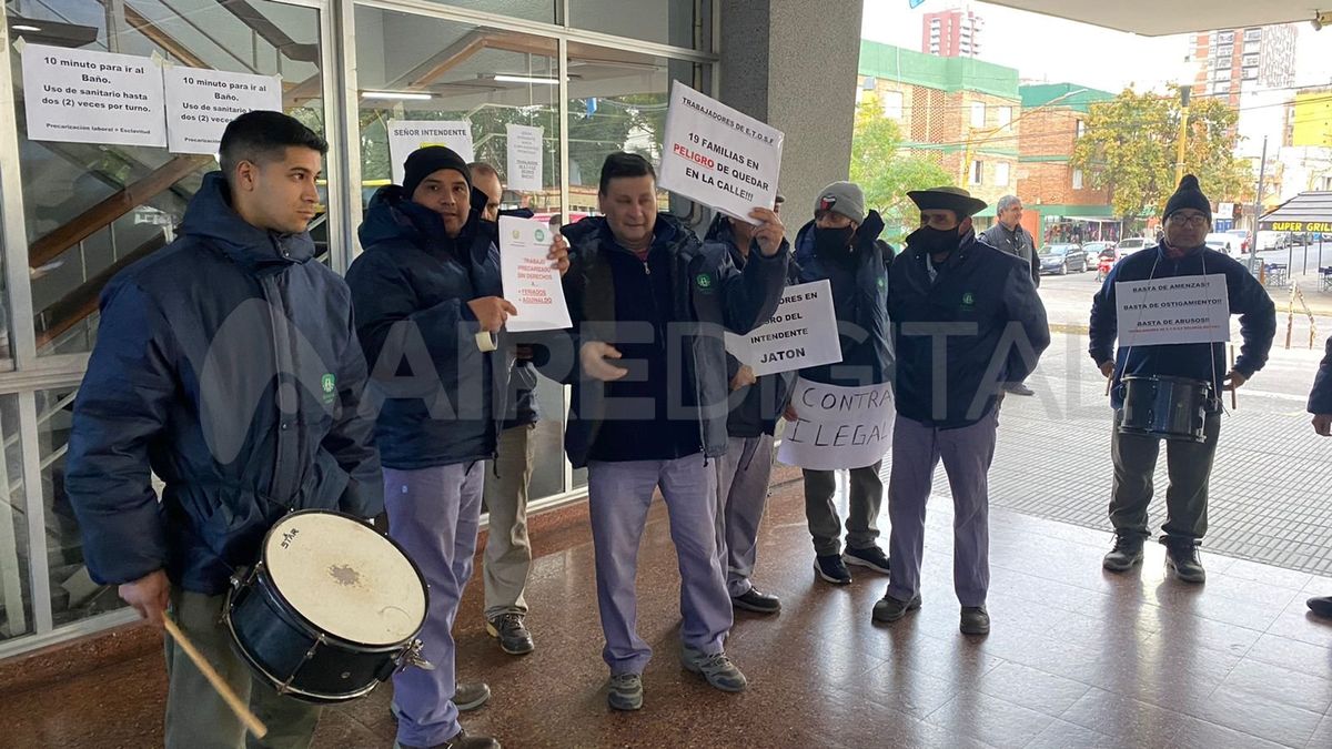 Los trabajadores se manifestaron en uno de los ingresos de la terminal santafesina.