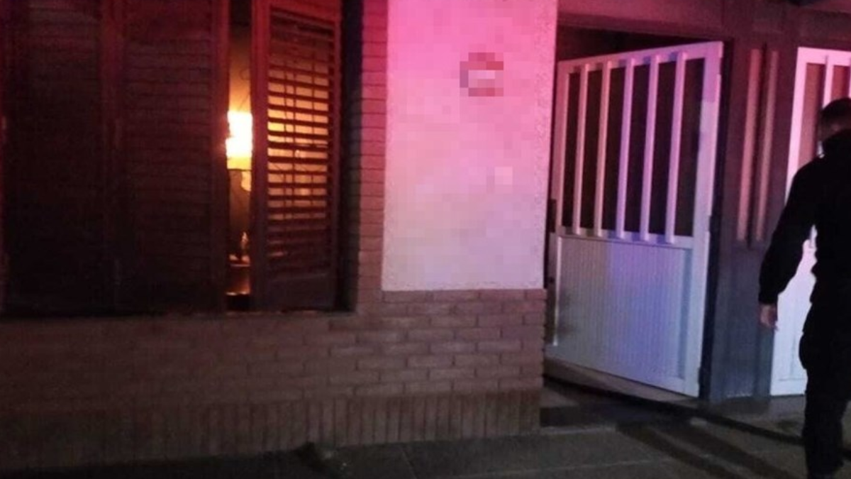 Santa Fe: policias rescataron a tres adultos y un bebé de un voraz incendio en una vivienda