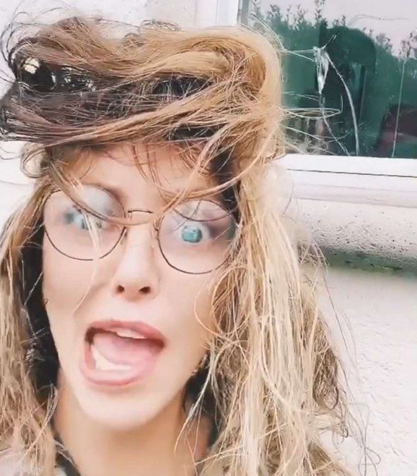 Mónica Ayos mostró que una ventana de su casa se rompió a pesar de estar preparada para soportar temblores.