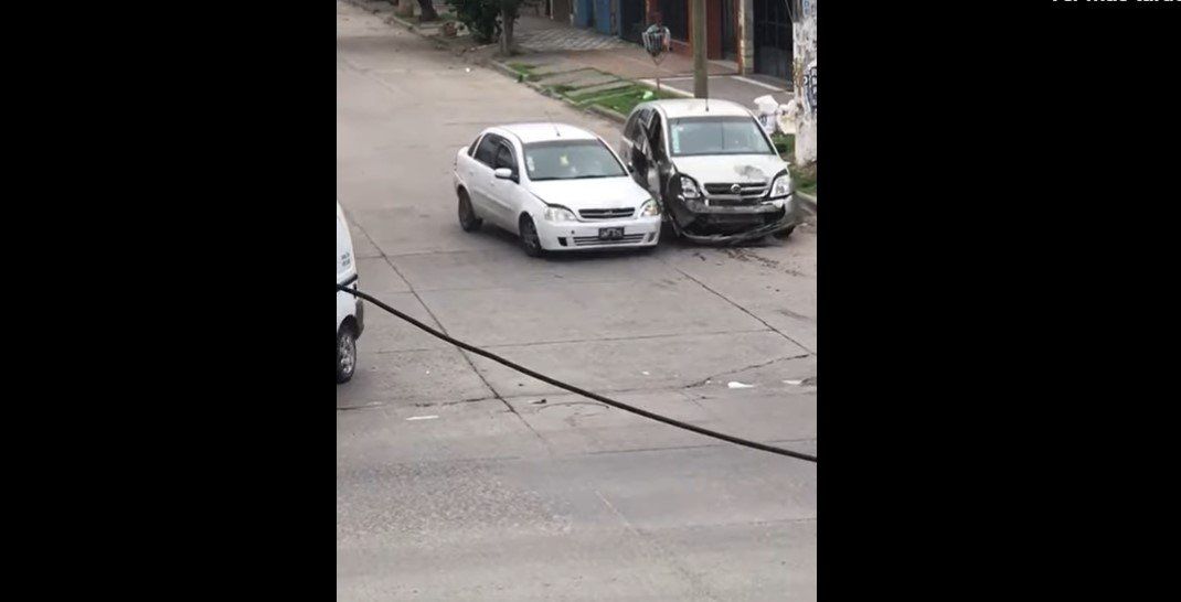 Video: le chocó 14 veces el auto a su ex para impedir que se llevara sus pertenencias