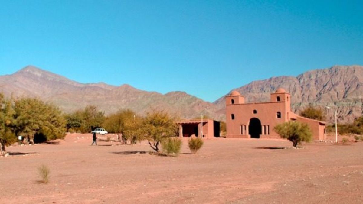 Escapada a la Ruta del Adobe en Catamarca, un circuito llena de historia, cultura y paisajes. Escapada a la Ruta del Adobe en Catamarca, un circuito llena de historia, cultura y paisajes.