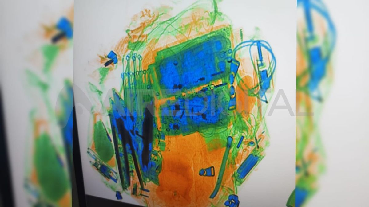 Los escaners detectaron los elementos prohibidos que estaban dentro de la mochila del agente penitenciario, quien ya fue apartado de su cargo. Los escaners detectaron los elementos prohibidos que estaban dentro de la mochila del agente penitenciario, quien ya fue apartado de su cargo.