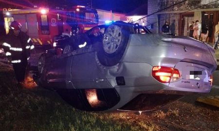 Dado vuelta. Así encontraron los agentes de la Seccional Novena el automóvil. Dado vuelta. Así encontraron los agentes de la Seccional Novena el automóvil.