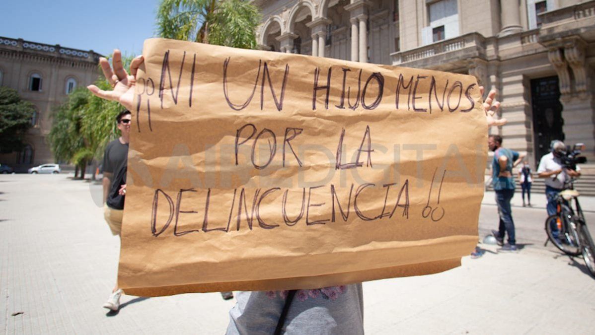 En la movilización estuvieron presentes las familias de distintas vícitmas de la inseguridad en la ciudad de Santa Fe y vecinos autoconvocados.