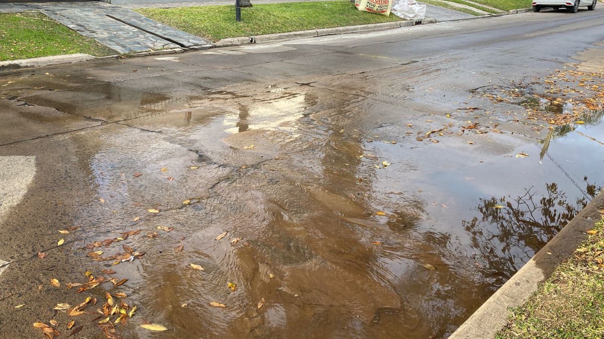 Pérdida de agua en calle Boneo al 200.