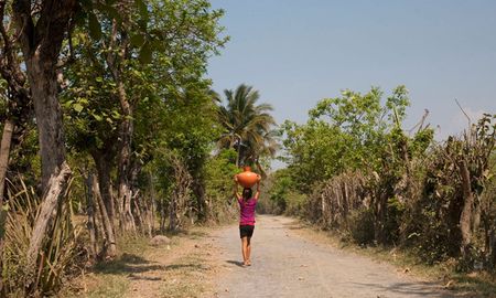 Las sequías provocan que en los países más pobres, las mujeres y niñas tengan que recorrer distancias más largas para encontrar agua, lo que favorece el abandono escolar e incrementa el riesgo de que sean violadas. Las sequías provocan que en los países más pobres, las mujeres y niñas tengan que recorrer distancias más largas para encontrar agua, lo que favorece el abandono escolar e incrementa el riesgo de que sean violadas.