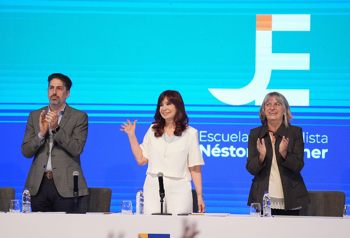 Cristina Kirchner reapareció este jueves en La Playa junto al ex ministro de Educación Nicolás Trotta.