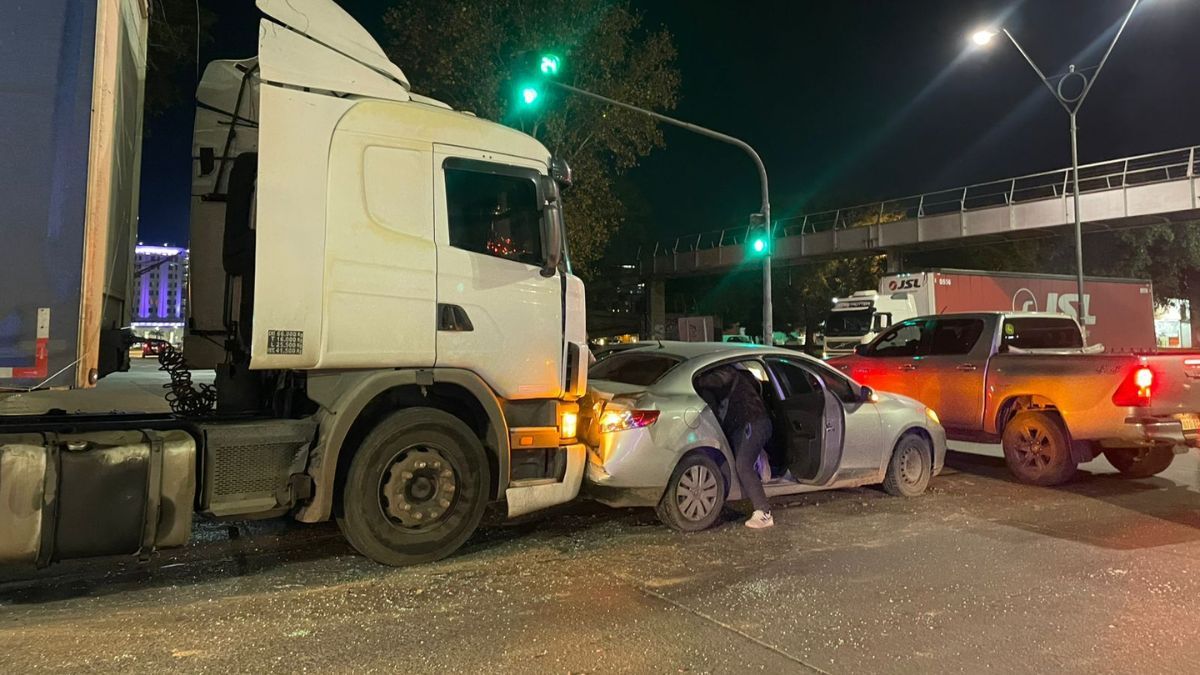 El camión embistió al automóvil sobre la Avenida Alem.
