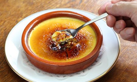 La crema catalana es un postre español que se caracteriza por llevar ingredientes fáciles de conseguir. La crema catalana es un postre español que se caracteriza por llevar ingredientes fáciles de conseguir.