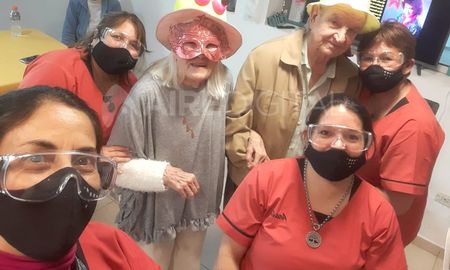 Algunas de las cuidadoras de la residencia con los abuelos que fueron elegidos como reyes de la primavera. Algunas de las cuidadoras de la residencia con los abuelos que fueron elegidos como reyes de la primavera.