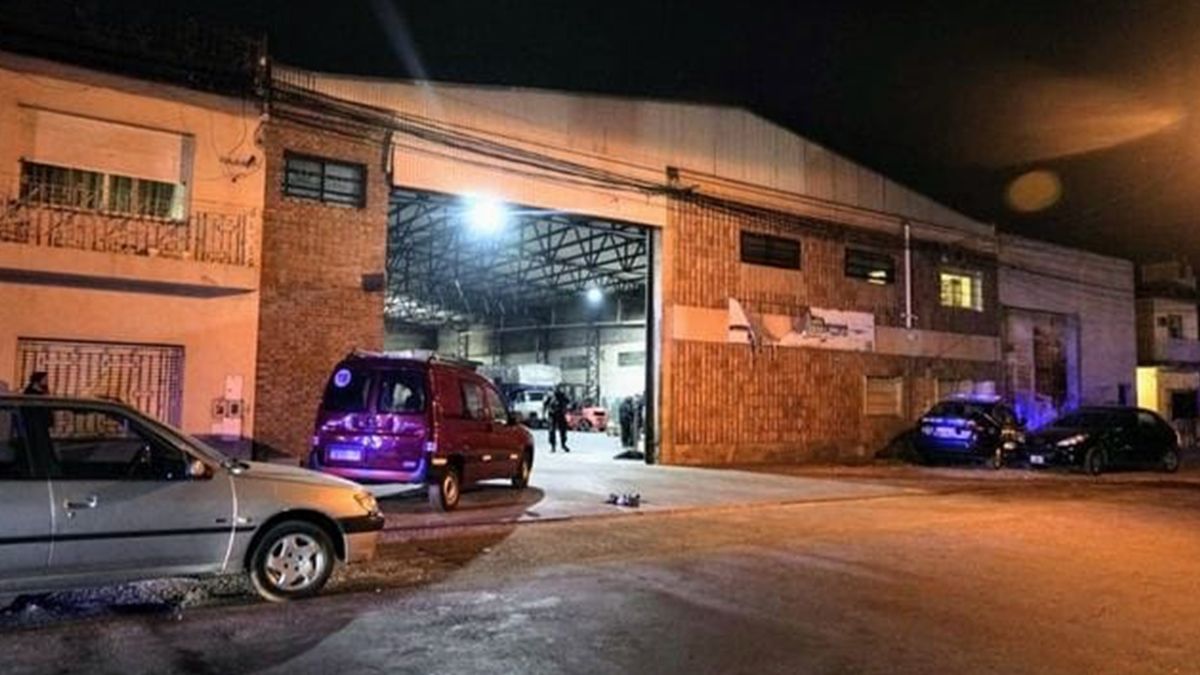 Los ladrones apuntaron a empleados y a la dueña con armas y los llevaron a la zona de oficinas donde estaban contra el piso, amenazados y maniatados.