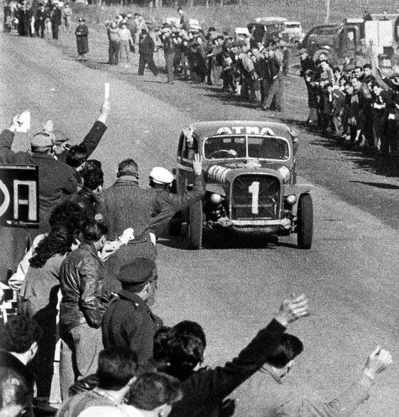 La imagen refleja lo que se repitió 56 veces en su brillante trayectoria: Juan Gálvez cruzando la meta triunfal, y ovacionado por quienes seguían las pruebas al costado de los caminos. La foto es del 26 de junio de 1960 –temporada en la que conquistaría su noveno título en el TC–, cuando ganó la Vuelta de Rojas, Buenos Aires.