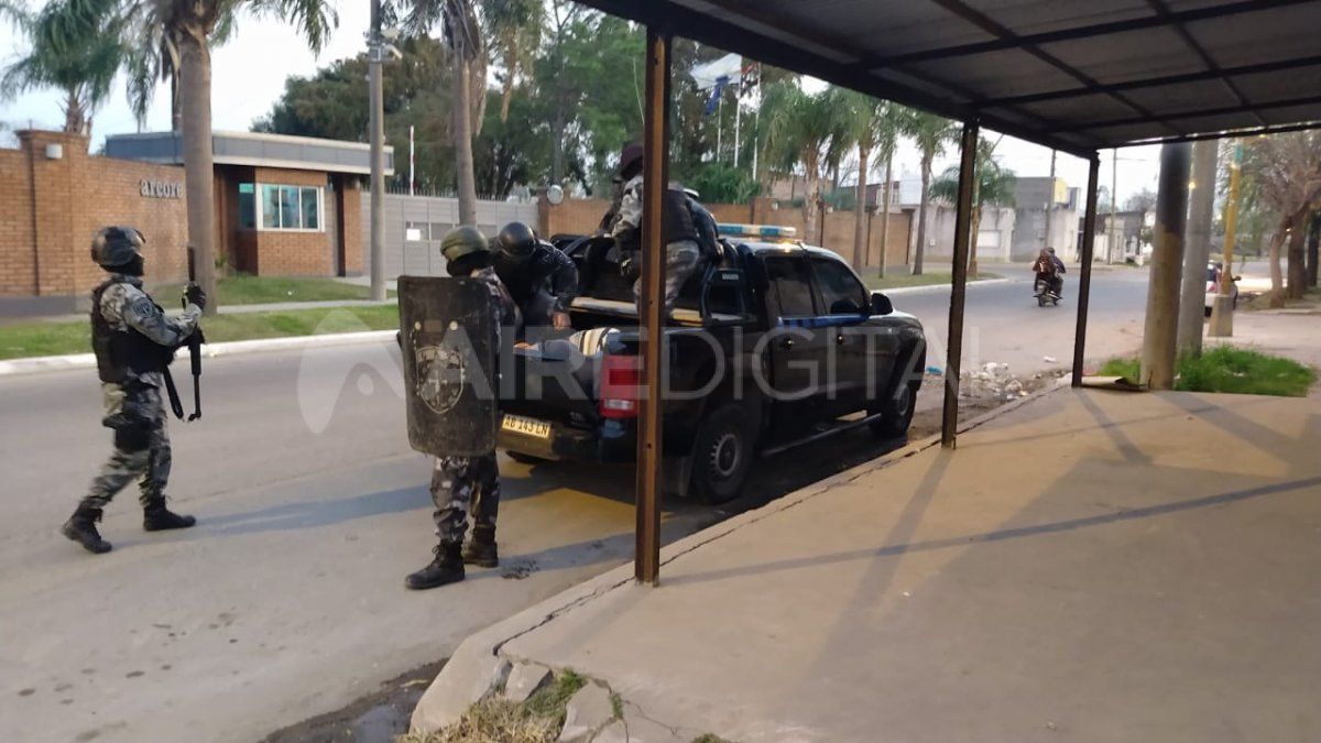 Allanaron una casa y se llevaron tres detenidos por un homicidio en Villa Oculta