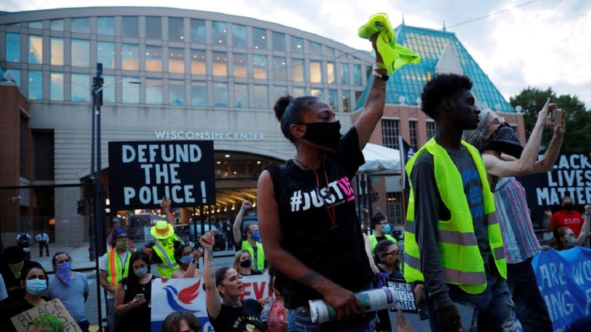 Manifestantes contra la injusticia racial protestan en Milwaukee
