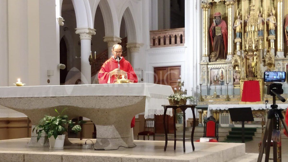 El padre Olidio Panigo celebrando misa&nbsp;en tiempos de cuarentena.