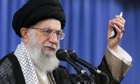 El líder de la Revolución Islámica de Irán, el Ayatollah Ali Khamenei desconfía de las vacunas de Estados Unidos, Alemania y el Reino Unido. El líder de la Revolución Islámica de Irán, el Ayatollah Ali Khamenei desconfía de las vacunas de Estados Unidos, Alemania y el Reino Unido.