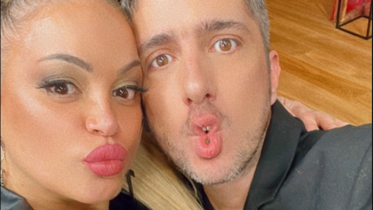 Jey Mammon y María Eugenia Ritó se comieron la boca al aire de NET TV: Somos novios